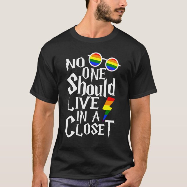 No One Should Live In A Closet Lgbt Q Gay Pride Pr T-Shirt (Front)