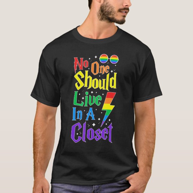 No One Should Live In A Closet Lgbt Q Gay Pride Pr T-Shirt (Front)
