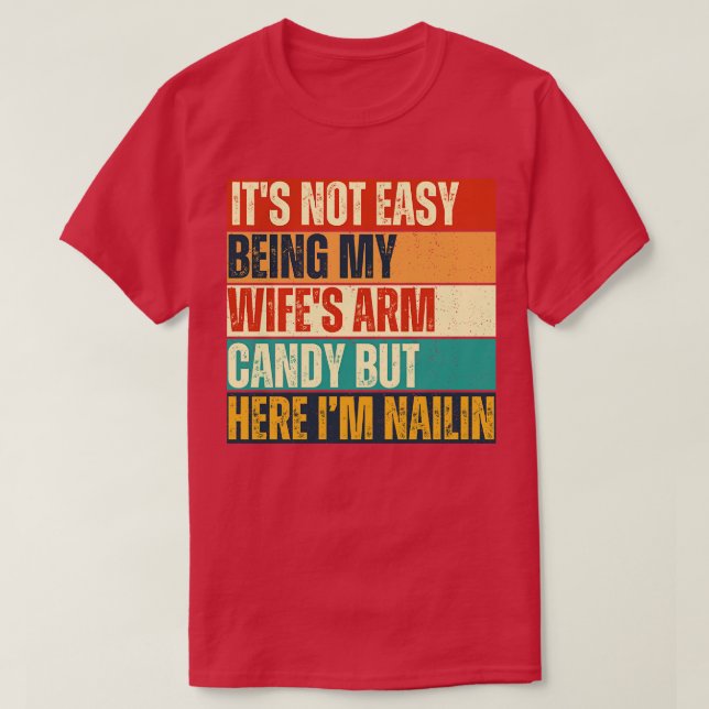 Not Easy Being My Wifes Arm Candy But Here I Am Na T-Shirt (Design Front)