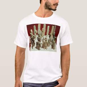 Offering of sixteen male figures, from La T-Shirt