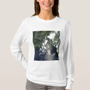 Oil spreads northeast T-Shirt