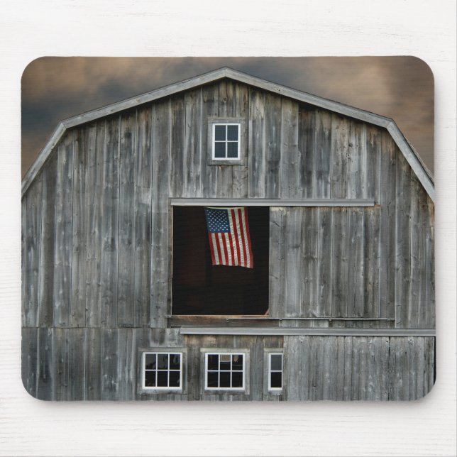 old barn with American flag Mouse Mat (Front)