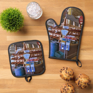 Old Country Store Oven Mitt and Pot Holders Oven Mitt & Pot Holder Set
