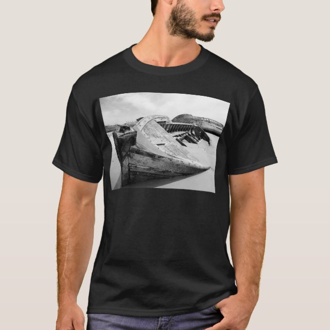 Old wooden boat t-shirt (Front)