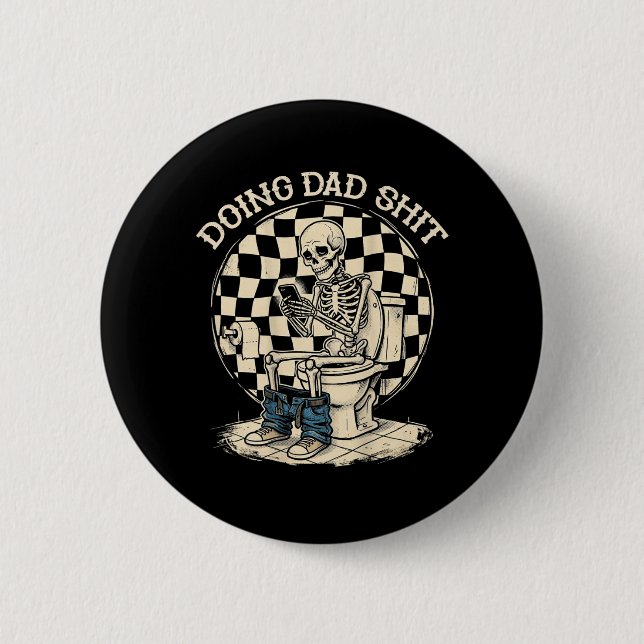 On Back Doing Dad Stuff Funny Skeleton Toilet 6 Cm Round Badge (Front)