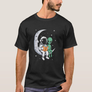 Ovni and Astronaut Reading Moon UFO Space Funny Wo T-Shirt