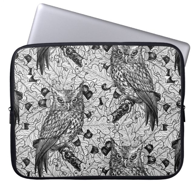 Owls in the oak tree, black and white laptop sleeve (Front)
