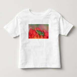 Pacific tree frog on flowers in the garden toddler T-Shirt
