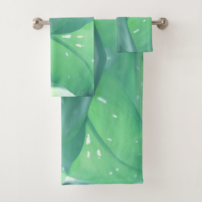 Pale Green Plant Leaves Pattern Bath Towel Set (Insitu)
