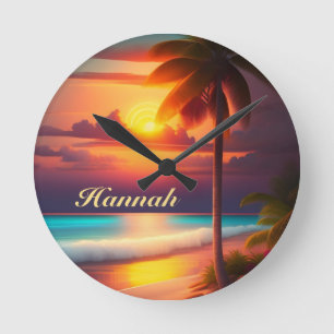 Palme am Strand bei Sonnenuntergang Round Clock