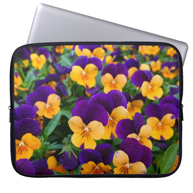 Pansy Bloom: Garden Beauty Close-up. Laptop Sleeve (Front)
