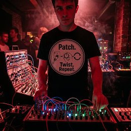 Patch Twist Repeat. – Modular Synthesizer T-Shirt
