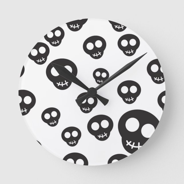Pattern with black skulls on white round clock (Front)