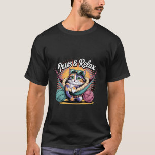 Paws and Relax Cute Cat Hammock with Yarn Balls De T-Shirt