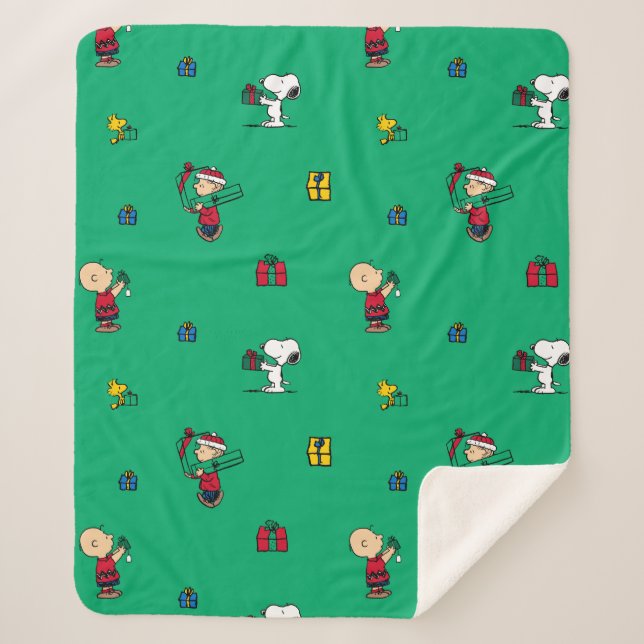 Peanuts | Christmas Gift Giving Pattern Sherpa Blanket (Front)