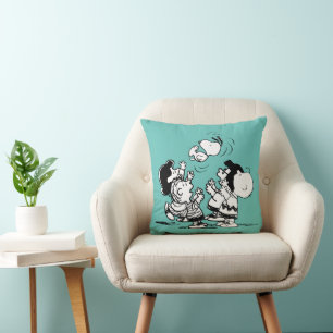 Peanuts Gang Lifting Snoopy Cushion