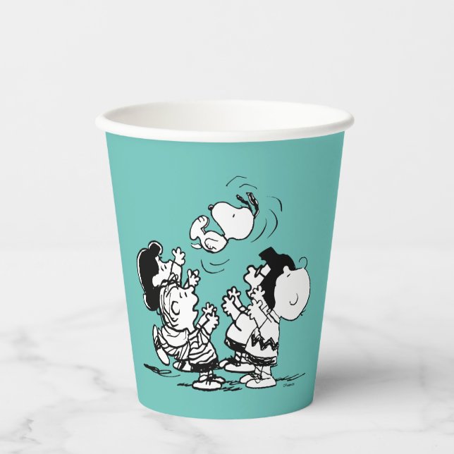Peanuts Gang Lifting Snoopy Paper Cups (Front)