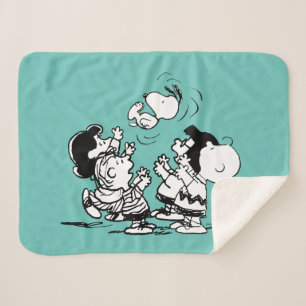 Peanuts Gang Lifting Snoopy Sherpa Blanket