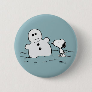 Peanuts   Snoopy Builds A Snowman 6 Cm Round Badge