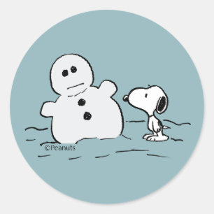 Peanuts   Snoopy Builds A Snowman Classic Round Sticker