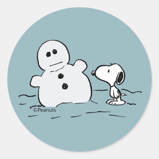 Peanuts | Snoopy Builds A Snowman Classic Round Sticker (Front)