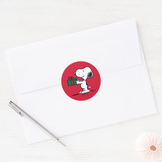 Peanuts | Snoopy Christmas Gift Giver Classic Round Sticker (Envelope)
