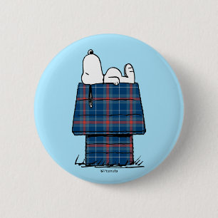 Peanuts   Snoopy Plaid Flannel Holiday Dog House 6 Cm Round Badge
