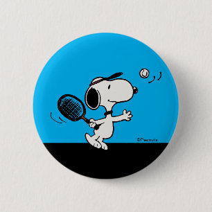 Peanuts   Snoopy Plays Tennis 6 Cm Round Badge