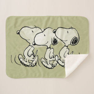Peanuts   Snoopy Walking Tall Sherpa Blanket
