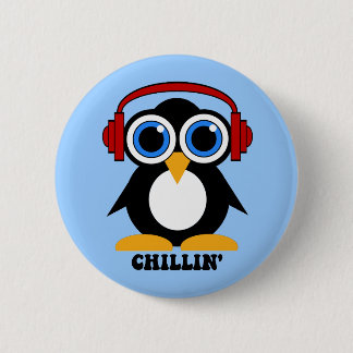 penguin chillin 6 cm round badge