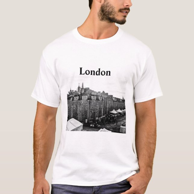 Perfect souvenir for your trip to London. T-Shirt (Front)