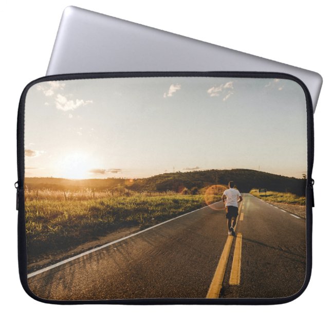Person running in road in the morning laptop sleeve (Front)