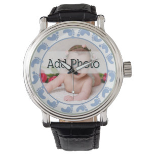 Photo baby boy with blue footprints watch