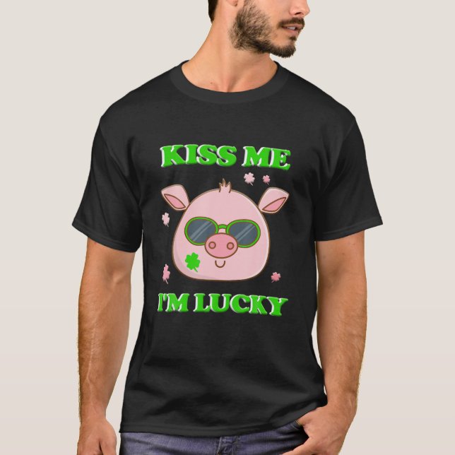 Pig Kiss Me I'm Lucky Irish St Patricks Day 2022 T-Shirt (Front)