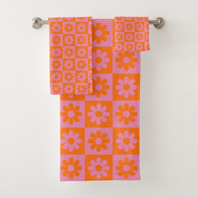 Pink and Orange Chequered Chequerboard Daisy Bath Towel Set (Insitu)