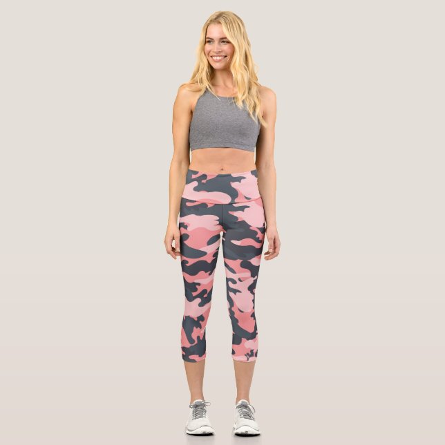 Pink Camouflage: Classic Vintage Pattern Capri Leggings (Front)