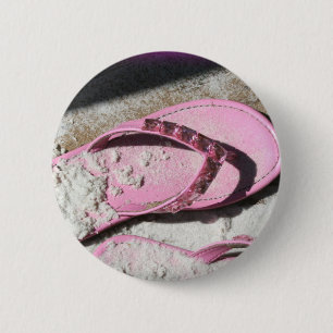 Pink sandy flip flop sandals on Florida beach 6 Cm Round Badge