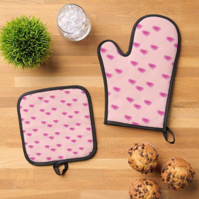 Pink scratched hearts pattern oven mitt & pot holder set (Top Down)