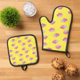 Pink strawberry cupcakes on yellow oven mitt & pot holder set
