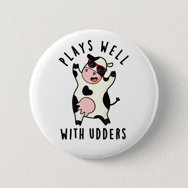 Plays Well With Udders Funny Cow Pun 6 Cm Round Badge (Front)