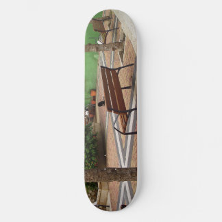 Plaza típica en un pueblo español skateboard