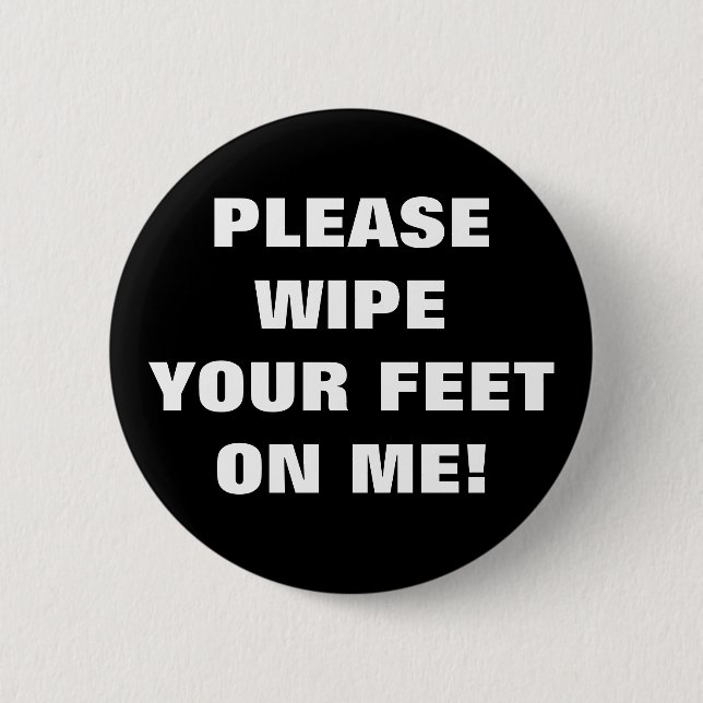 PLEASE WIPE YOUR FEET ON ME! 6 CM ROUND BADGE (Front)