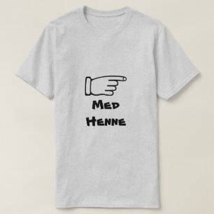 Pointing finger with text Med Henne T-Shirt