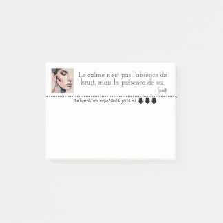 Portrait féminin pixelisé apaisant post-it notes