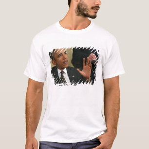 President Barack Obama talks to the press T-Shirt