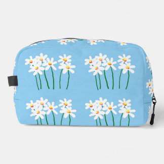 Pretty bunch of white daisies dopp kit