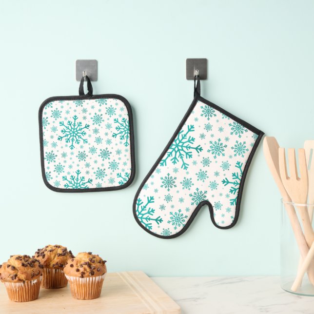 Pretty Green Christmas Snowflakes on Winter White Oven Mitt & Pot Holder Set (Insitu(Hanging))