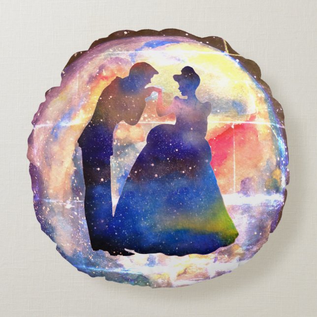 Princess and the prince  Round throw cushion (Front)