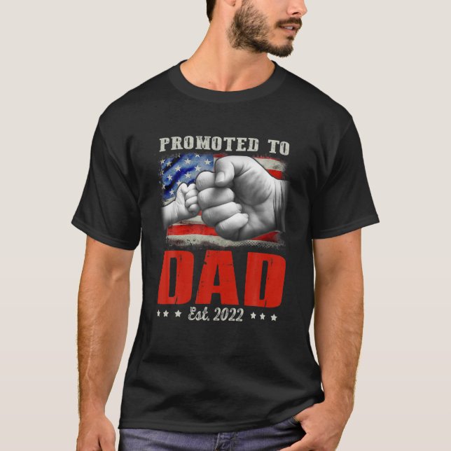 Promoted To Dad 2022 Men USA Flag First Time Fathe T-Shirt (Front)