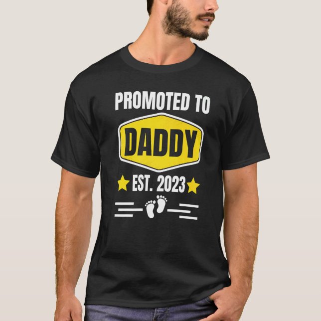 Promoted to Daddy 2023 First Time Dad Papa Pregnan T-Shirt (Front)